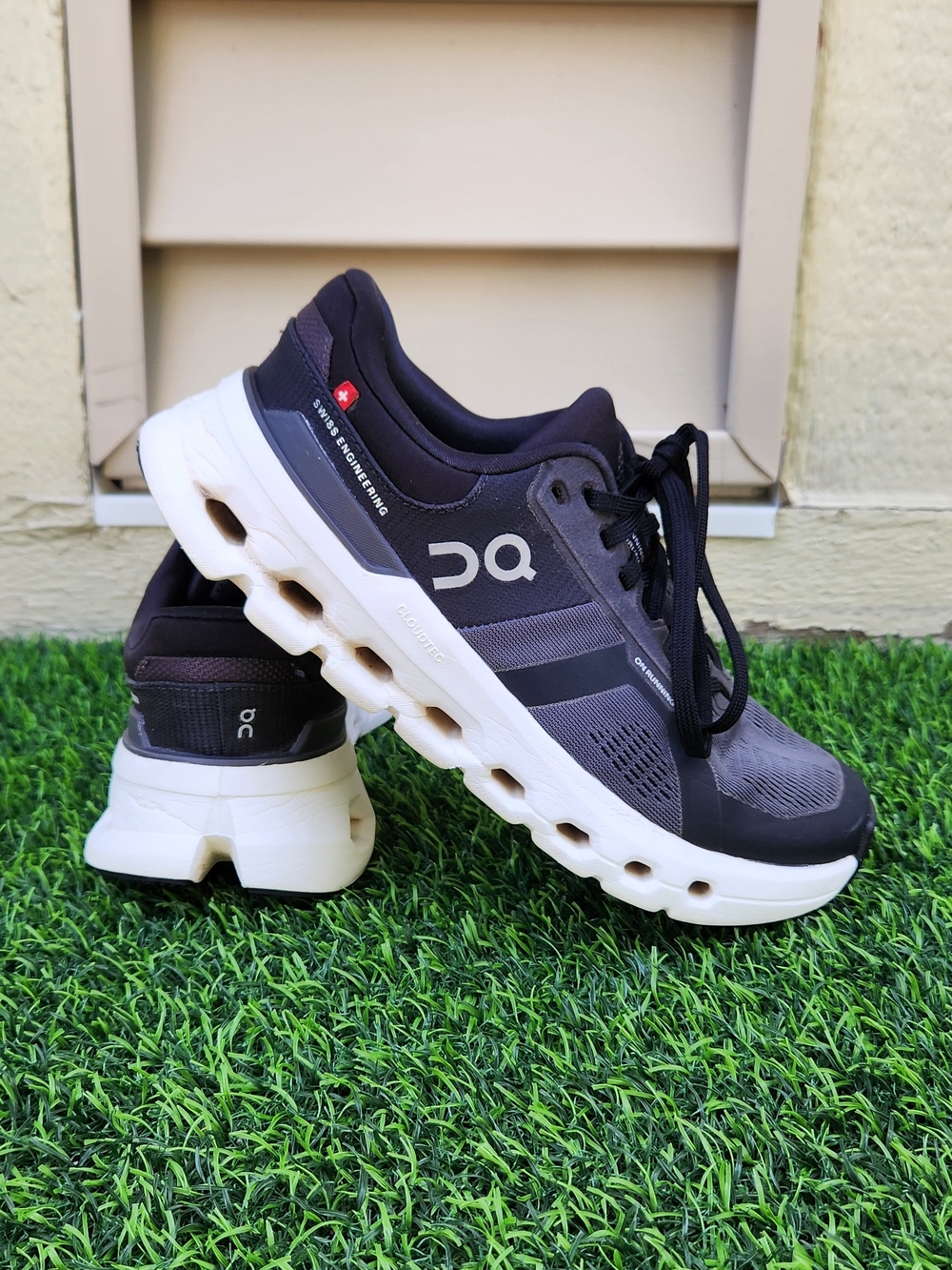 On Running Running Cloudswift Women's Running Shoes - Black/White SIZE 6